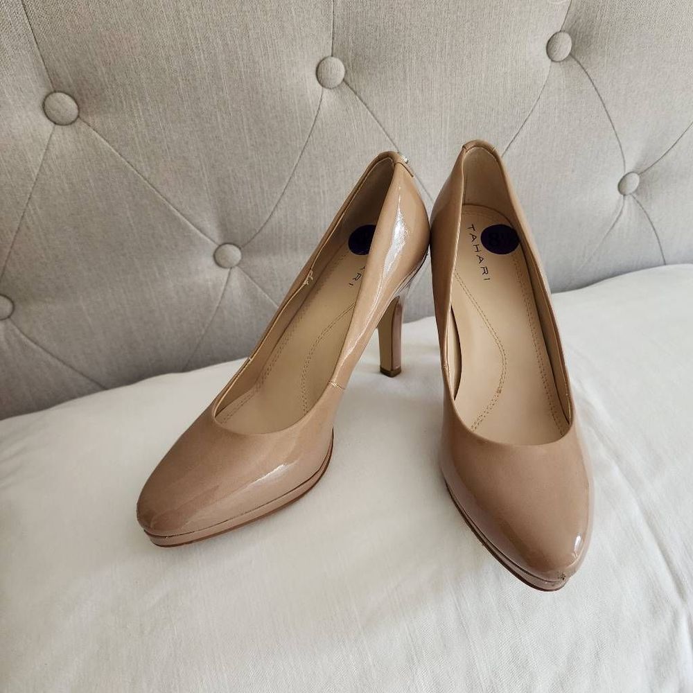 Tahari Beige Tan Pantent Leather Pumps Heels Size 8.5